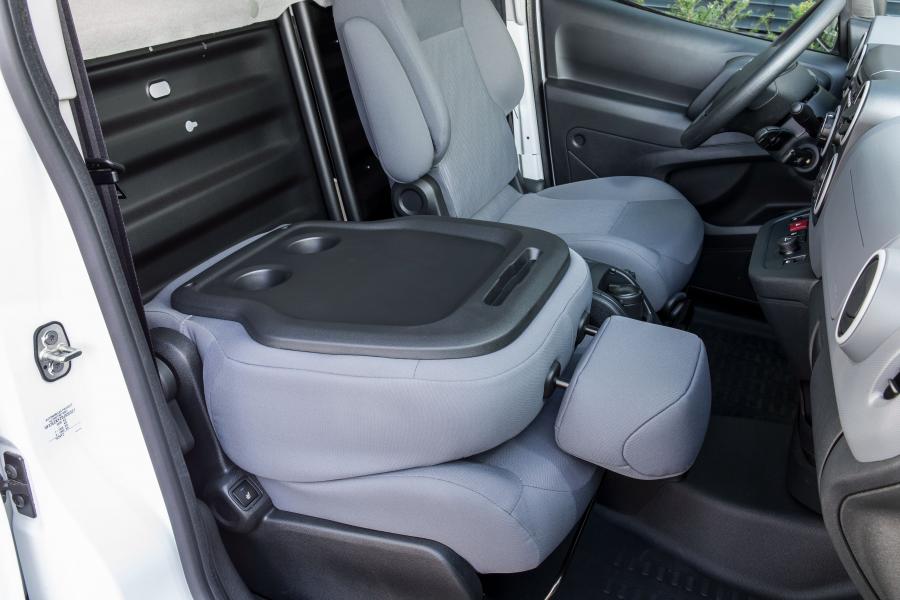 Интерьер Peugeot Partner Van Electric 2013 года  (фото 17 из 21)